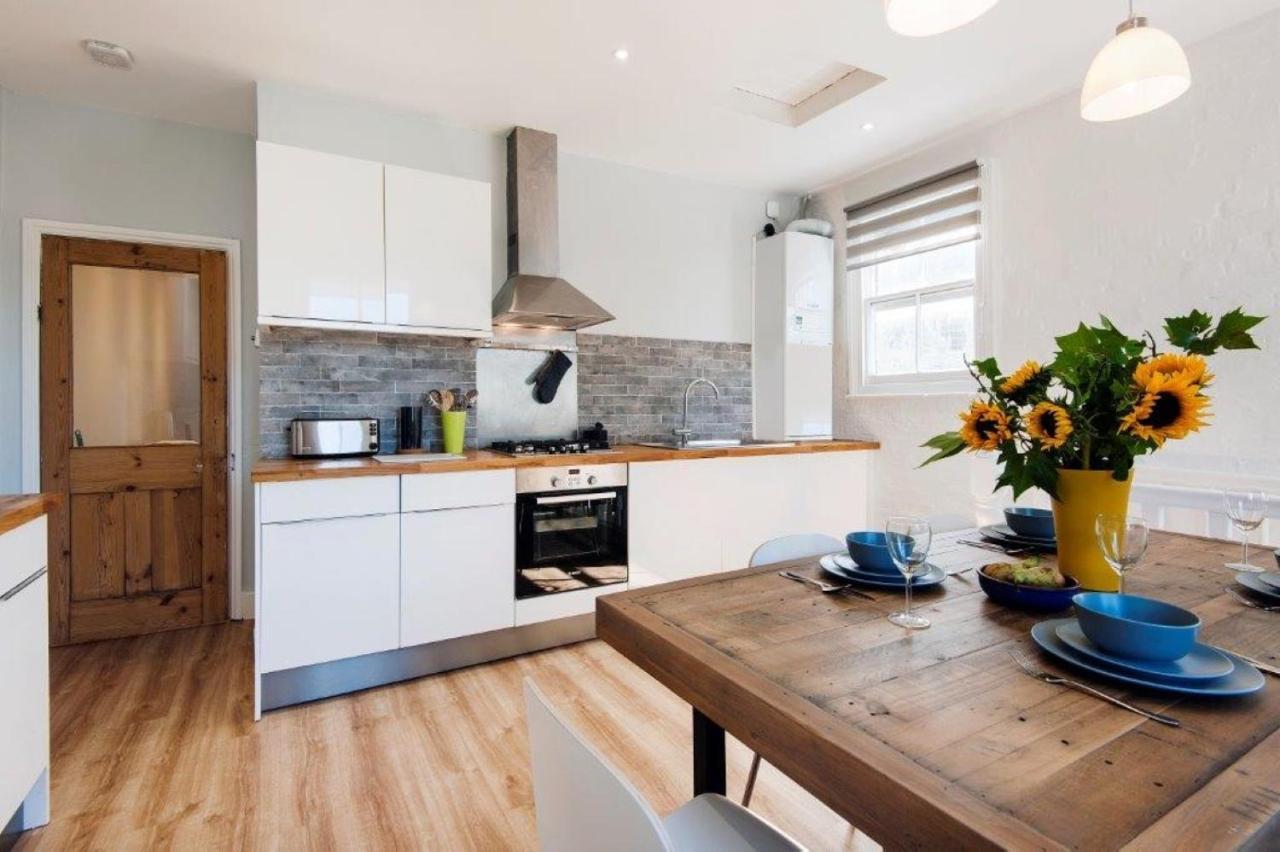 Modern Family Home In London Close To Amenities And Train Eksteriør billede