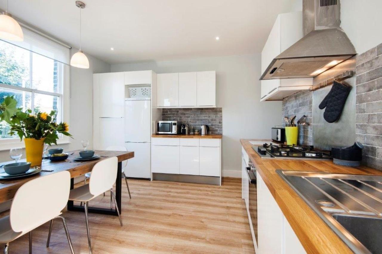 Modern Family Home In London Close To Amenities And Train Eksteriør billede